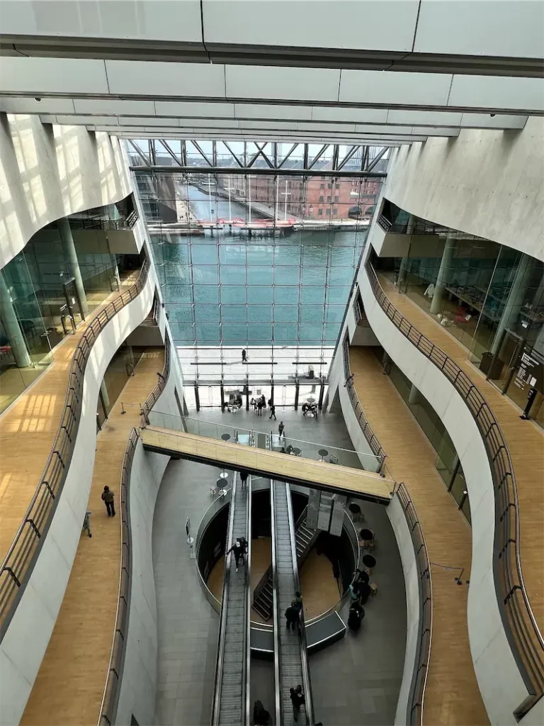 Atrium Black Diamond z widokiem na port kopenhaski
