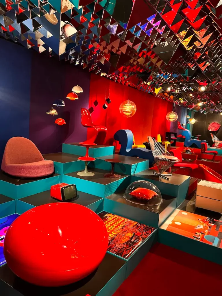 Kolorowa ekspozycja retro w Designmuseum Danmark