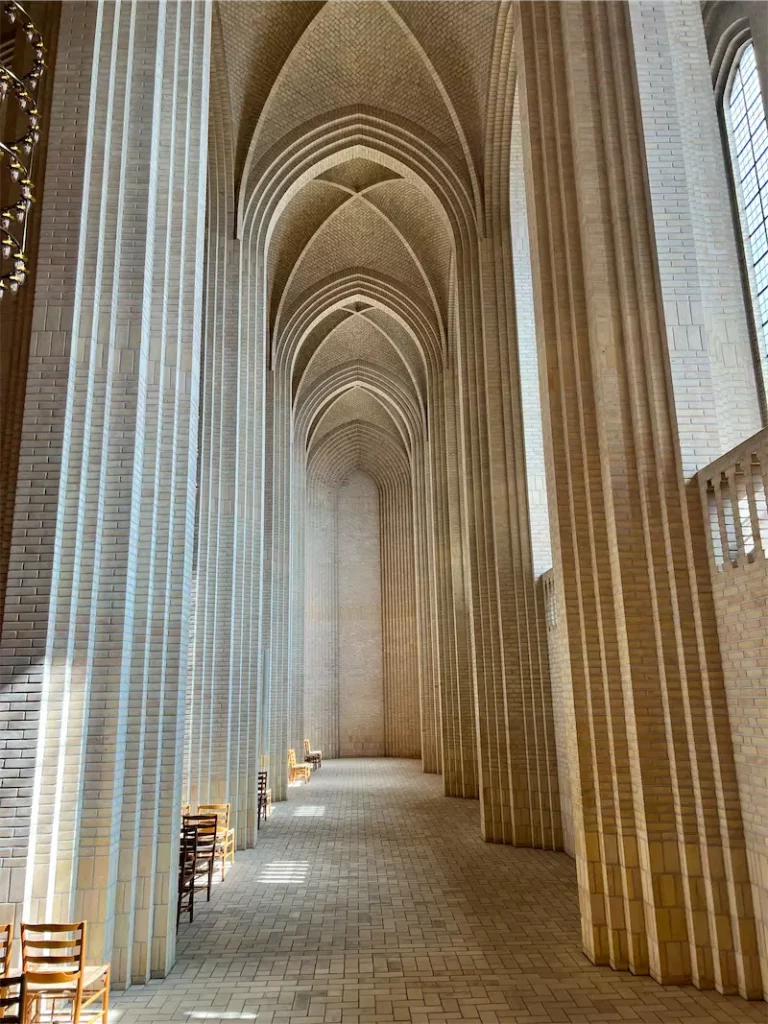 Wnętrze Grundtvig Kirke – nawa boczna ze sklepieniami