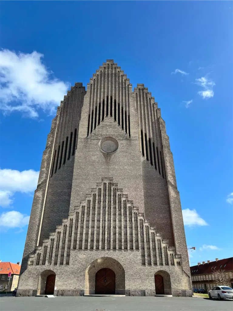 Grundtvig Kirke – fasada kościoła widziana z zewnątrz